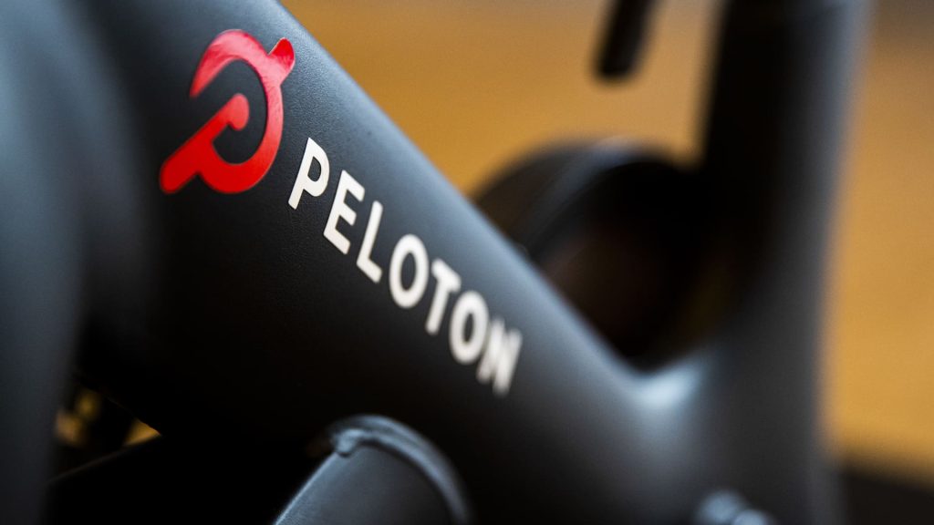 Peloton aumenta las tarifas de suscripción, baja los precios de las bicicletas y los procesadores