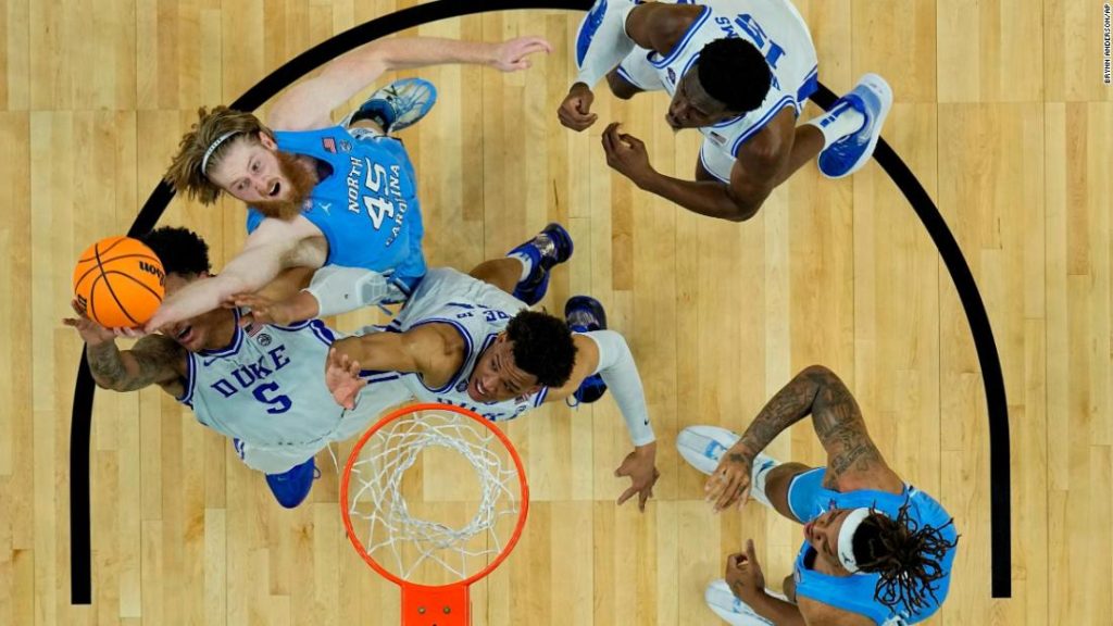 UNC y Kansas avanzan al torneo de baloncesto masculino de la NCAA mientras finaliza la carrera del legendario entrenador de Duke, Mike Krzyzewski
