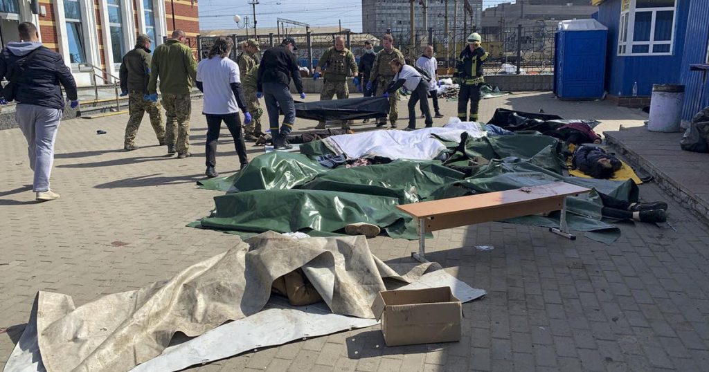 Ucrania dice que al menos 52 personas murieron en un ataque con misiles rusos en la estación de tren de Kramatorsk