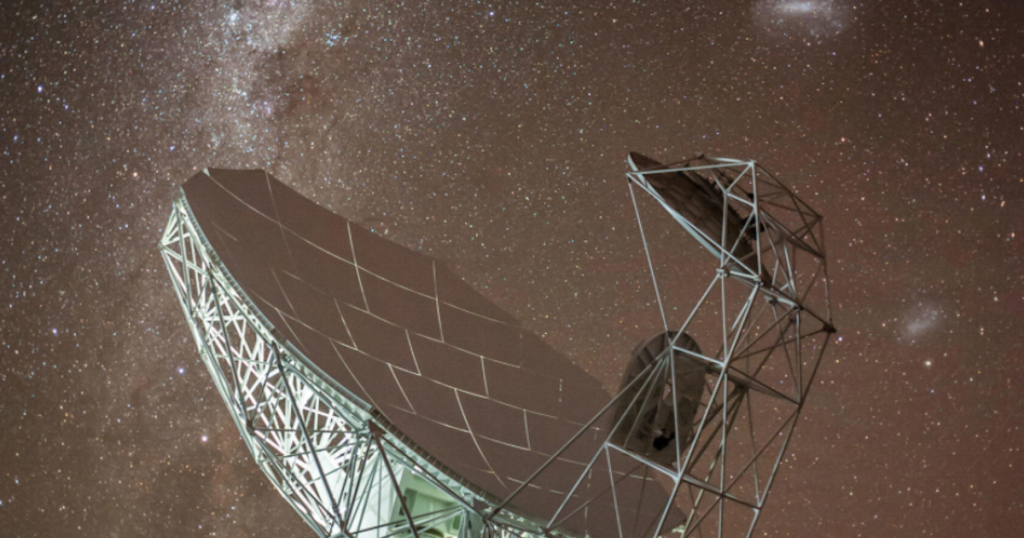 Un telescopio detecta un láser espacial galáctico a 5 mil millones de años luz de distancia que batió un récord