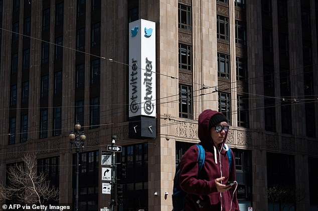 Una persona pasa frente a la sede de Twitter el 26 de abril de 2022 en el centro de San Francisco.