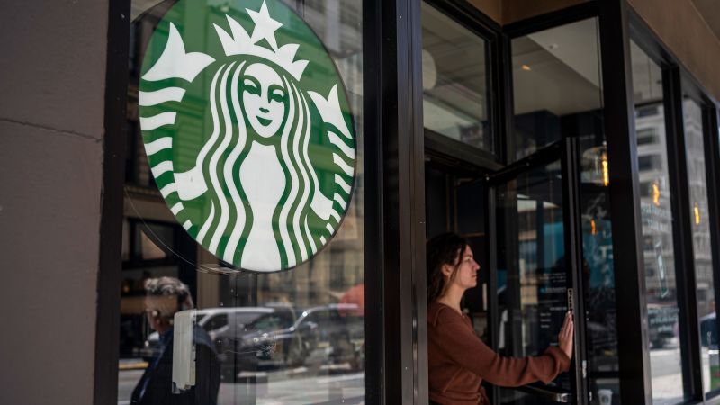 Starbucks volverá a aumentar los salarios, pero no para los trabajadores sindicalizados