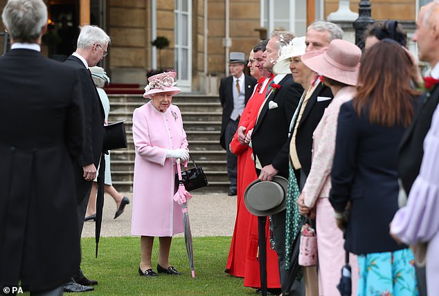 2019 - La Reina asiste a una fiesta en el jardín del Palacio de Buckingham en Londres el 29 de mayo de 2019