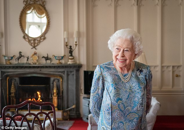 La Reina asiste a una reunión con el Presidente de Suiza en el Castillo de Windsor el 28 de abril.