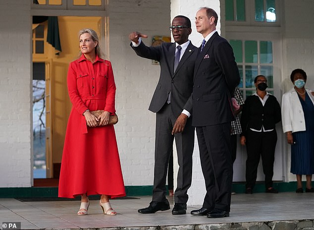 El Príncipe Eduardo y Sophie, Condesa de Wessex, se reunirán con Philippe Pierre, Primer Ministro de Santa Lucía, en su residencia en la isla caribeña al comienzo de su gira el 22 de abril del mes pasado.