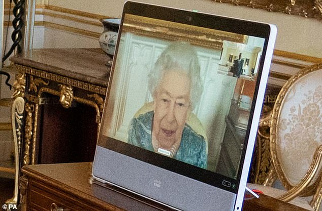 La reina Isabel II, residente del Castillo de Windsor, aparece en la pantalla a través de un enlace de video durante una audiencia virtual en el Palacio de Buckingham en Londres hoy.