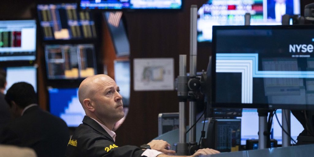 Dow Jones cae más de 1.200 puntos mientras los inversores reevalúan los comentarios de la Fed