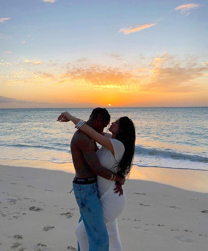 Kylie Jenner y Travis Scott posan fotos románticas en la playa alimentando lagartos con su hija Stormi