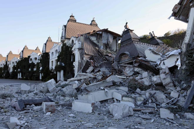 Los bombardeos rusos destruyeron este hotel de playa en la ciudad ucraniana de Odessa.  (Foto de Oleksandr GIMANOV / AFP) (Foto de OLEKSANDR GIMANOV / AFP a través de Getty Images) ORG XMIT: 0 ID de archivo ORIG: AFP_329P7YJ.jpg