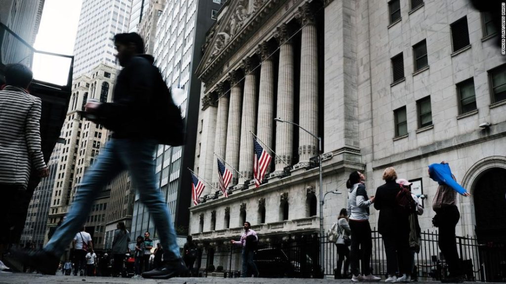 Traders work on the floor of the New York Stock Exchange (NYSE) in New York City, U.S. May 4, 2022.  REUTERS/Brendan McDermid