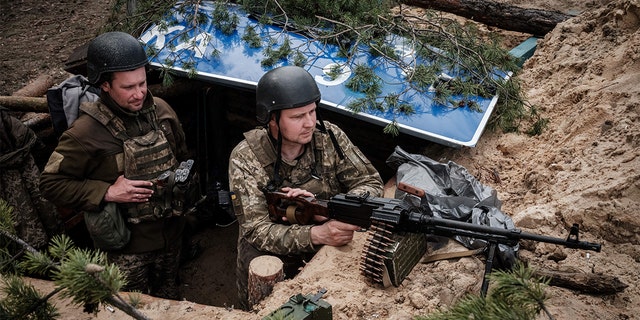 TOPSHOT - Los soldados ucranianos descansan en su posición cerca de Lyman, en el este de Ucrania, el 28 de abril de 2022, en medio de la invasión rusa de Ucrania. 