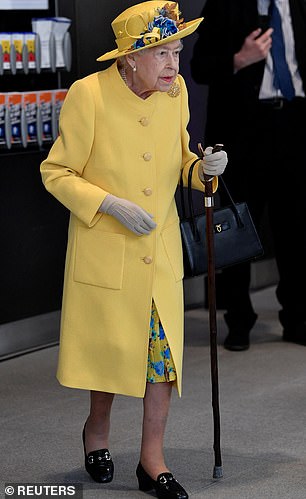La Reina, que vestía un traje completamente amarillo, hizo hoy una aparición pública inesperada.