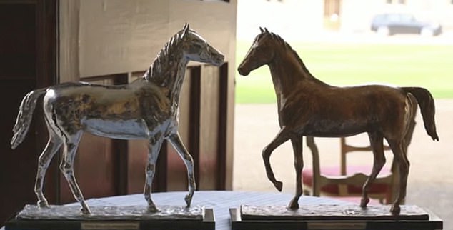 La Reina también recibió dos estatuas de caballos hechas por el escultor azerbaiyano Faik Hajiyev.