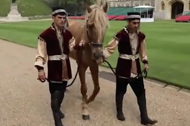 El rey, de 96 años, recibió un raro caballo de Karabaj en la plaza del castillo de Windsor, un día antes de sorprender a los observadores reales con una visita a la estación de Paddington para inaugurar la línea Elizabeth.