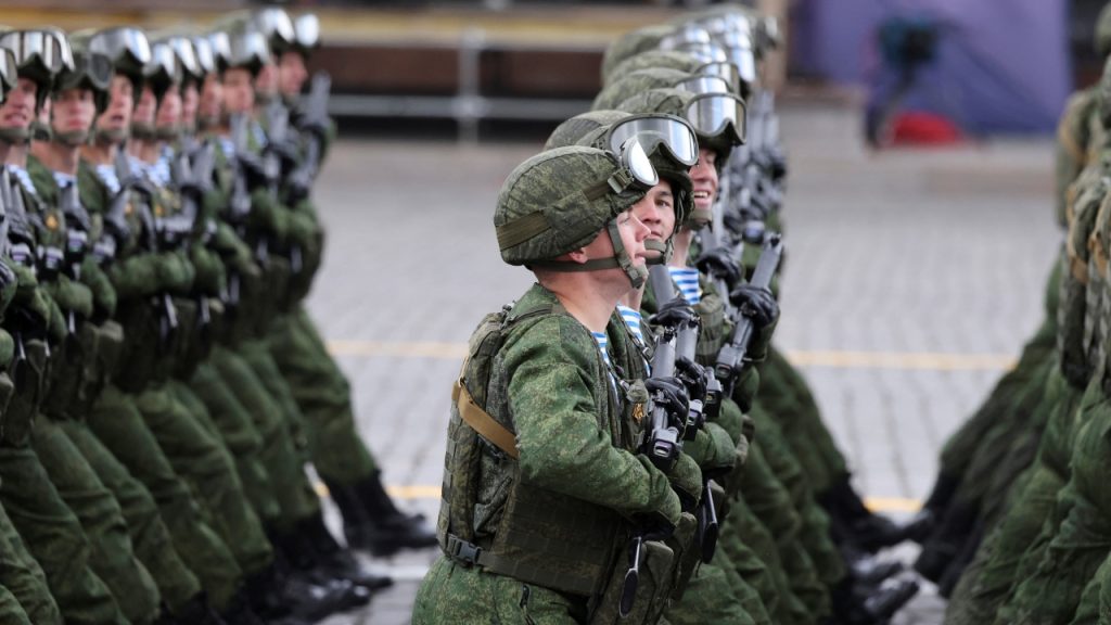 Mientras continúa la guerra en Ucrania, Rusia elimina el límite de edad militar
