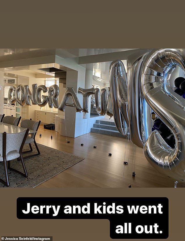 Para la ocasión: Seinfeld compartió previamente una foto de un gran arreglo de globos instalado en su casa para su historia de Instagram.