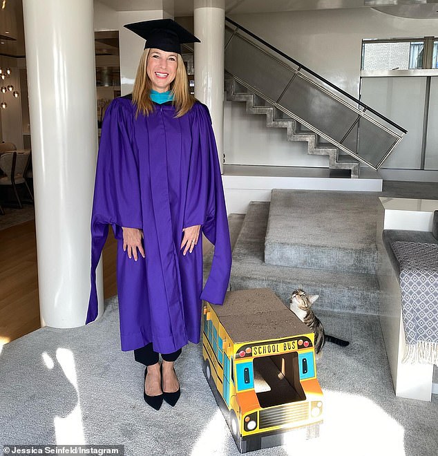 Momento decisivo: Jessica, esposa del autor Jerry Seinfeld, de 50 años, se graduó el jueves de la Escuela de Graduados en Servicio Público Wagner de la Universidad de Nueva York.