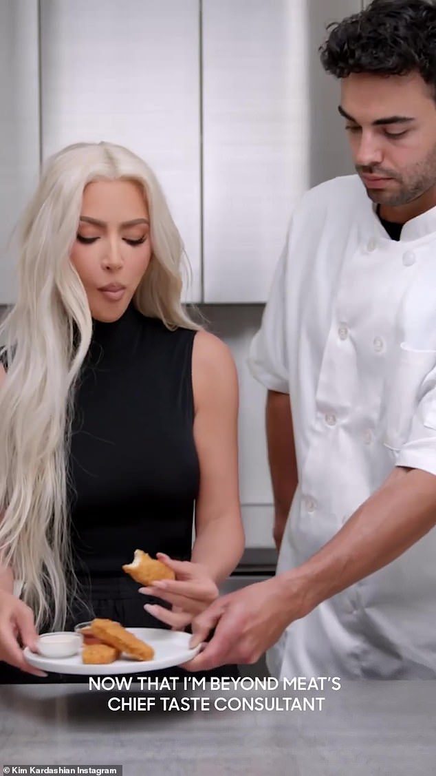 A veces come carne: en su programa de telerrealidad The Kardashians para Hulu, dijo que solo come carne de vez en cuando.  Estas declaraciones las hizo cuando organizaba un asado en su casa donde estaba inmersa en unos espectáculos de carne