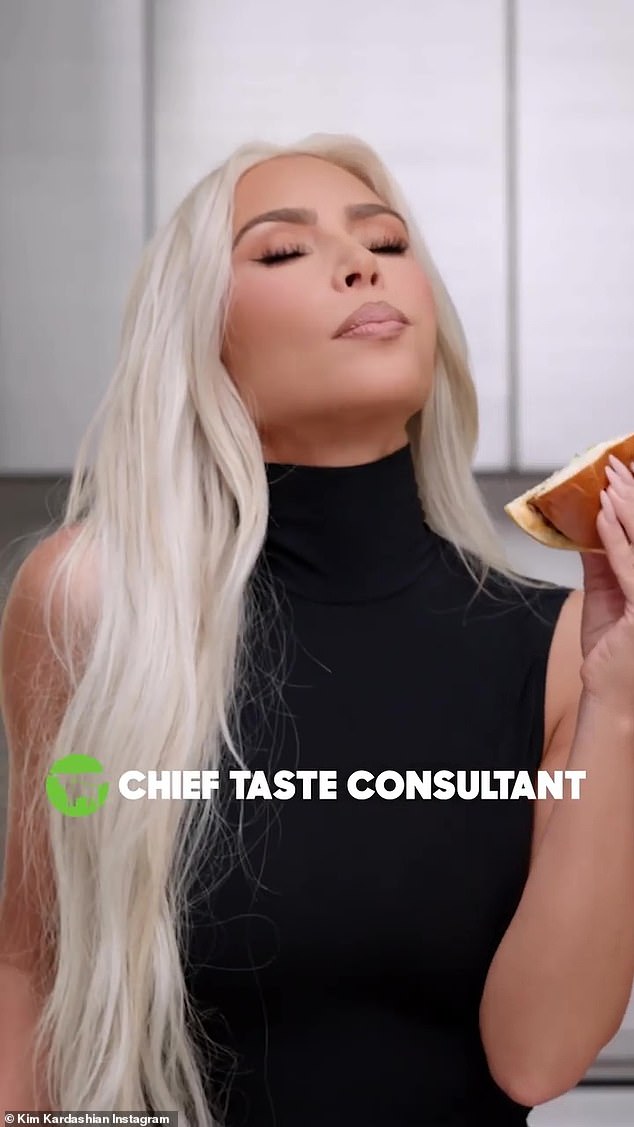En agua caliente: sus fanáticos se burlaron de Kim Kardashian por no comer comida vegana en un video promocional de Beyond Meat compartido en su cuenta de Instagram a principios de esta semana.