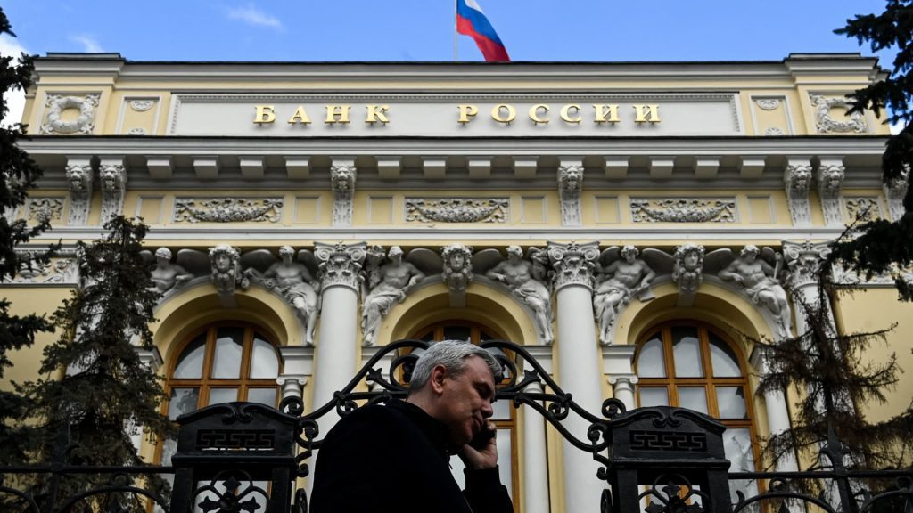 El banco central de Rusia recortó intereses clave, citando menores riesgos de estabilidad