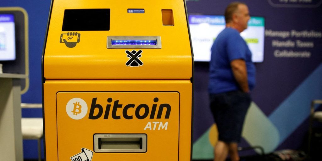 El precio de Bitcoin cae un 54% desde su máximo histórico