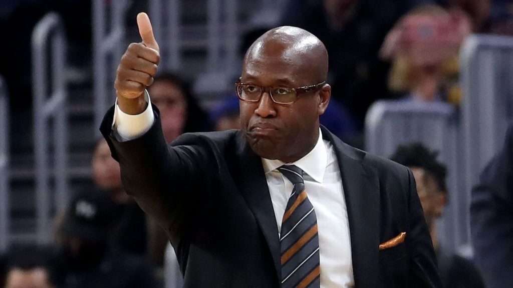 Fuentes: Sacramento Kings contratará al asistente de los Golden State Warriors, Mike Brown, como entrenador en jefe