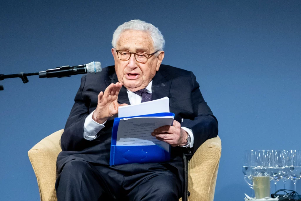 Henry Kissinger dice que Ucrania debería ceder territorio a Rusia para poner fin a la guerra