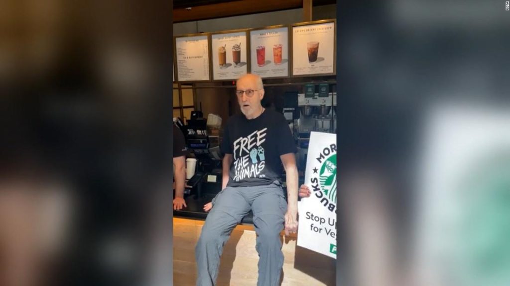 James Cromwell pegó su mano en un mostrador de Starbucks en protesta por el impuesto a la leche vegana