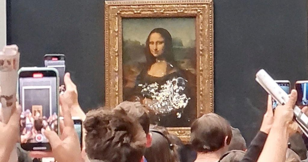 La Mona Lisa unta un pastel en aparente protesta climática
