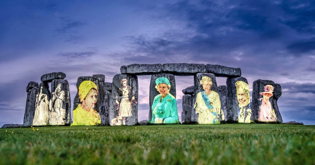 Los retratos de Stonehenge de la reina Isabel II generan controversia antes del jubileo de platino