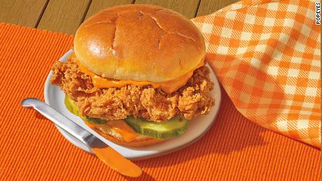 Popeyes agregará el sándwich de pollo Buffalo Ranch al menú por tiempo limitado. 