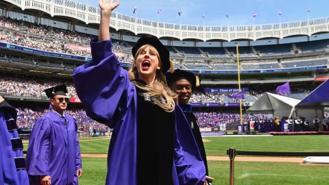 Taylor Swift saluda a los estudiantes que se gradúan durante la Ceremonia de Graduación de la Universidad de Nueva York para el semestre de 2022.