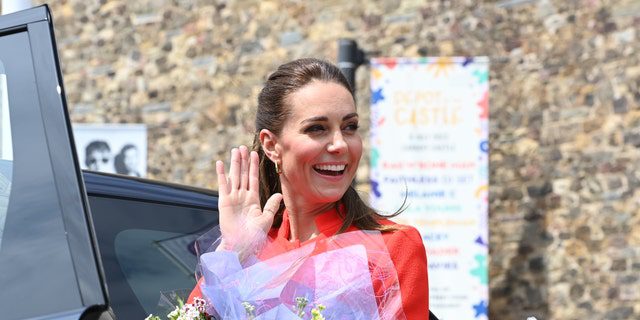 Kate Middleton sostiene un ramo de flores cuando sale del Castillo de Cardiff el 4 de junio de 2022 en Cardiff, Gales.