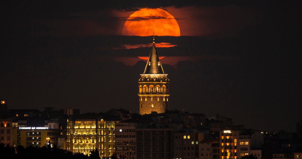 La luna fresa gigante ilumina el cielo, y fue la luna más baja del año