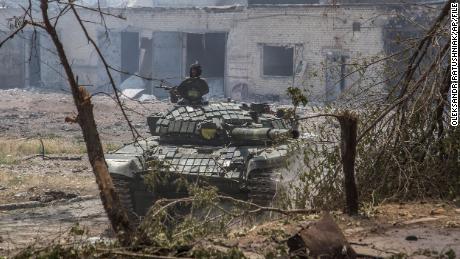 Un tanque ucraniano se posiciona durante los intensos combates en la línea del frente en Severodonetsk el 8 de junio.