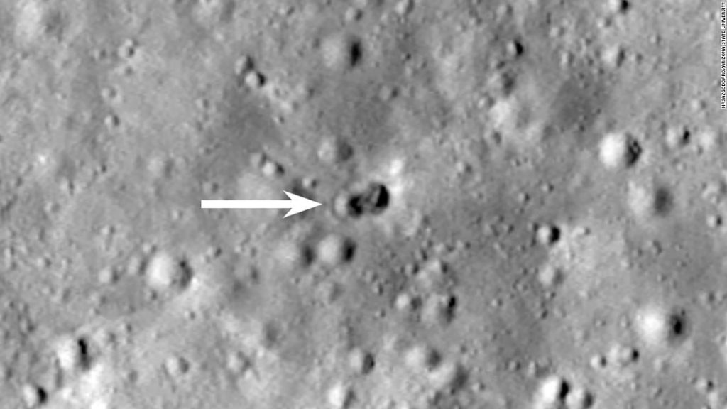 Nuevo cráter doble visto en la superficie de la luna después de la colisión de un misterioso cohete
