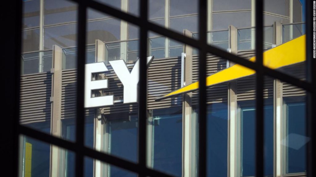 Ernst & Young multado con $ 100 millones después de que los empleados hicieran trampa en los exámenes de CPA