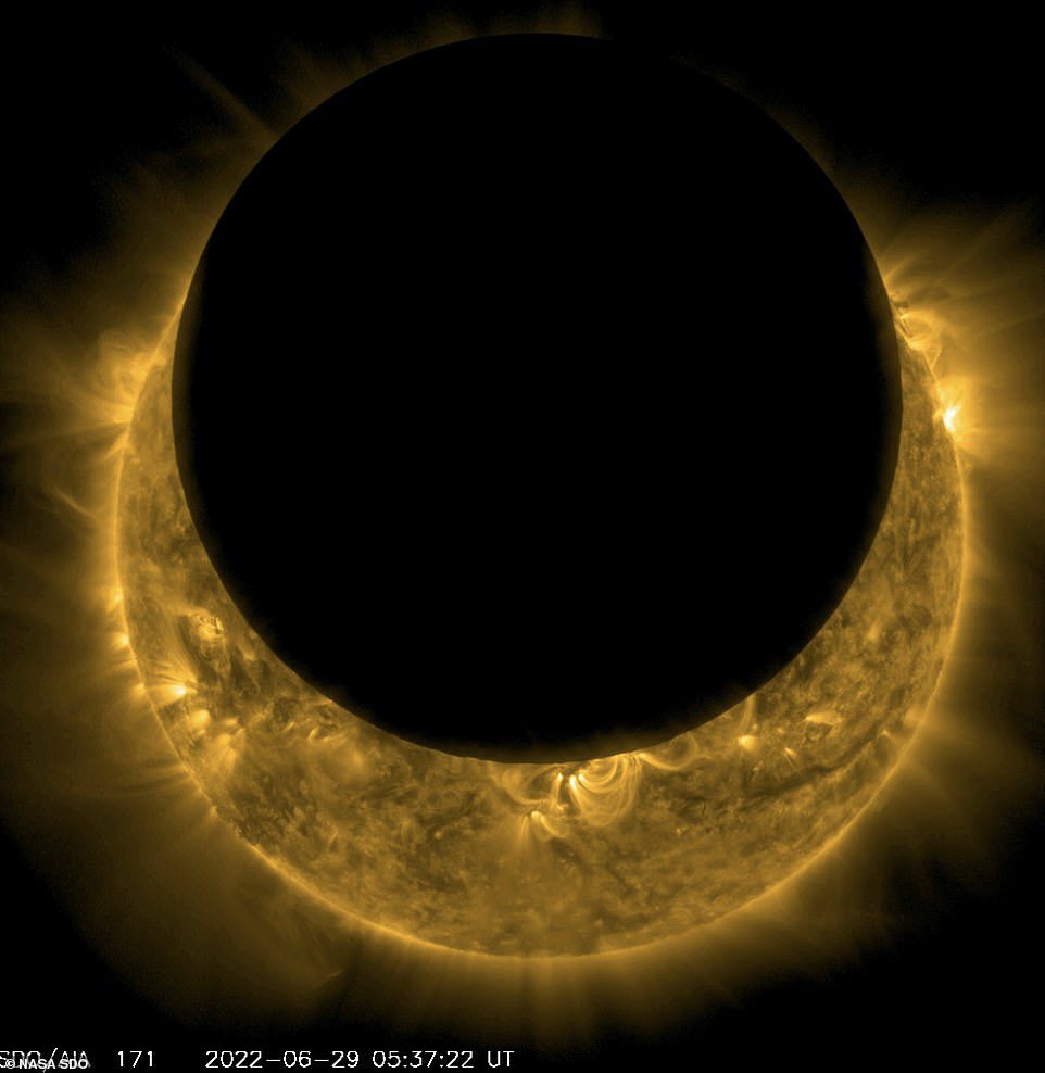 El Observatorio de Dinámica Solar (SDO) tomó imágenes de la luna pasando frente al sol ayer alrededor de las 5:20 a. m. GMT (1:20 a. m. ET).