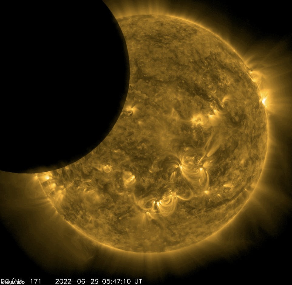 El Observatorio de Dinámica Solar de la NASA capturó imágenes de un eclipse solar parcial desde su posición privilegiada en el espacio, el único lugar donde era visible.