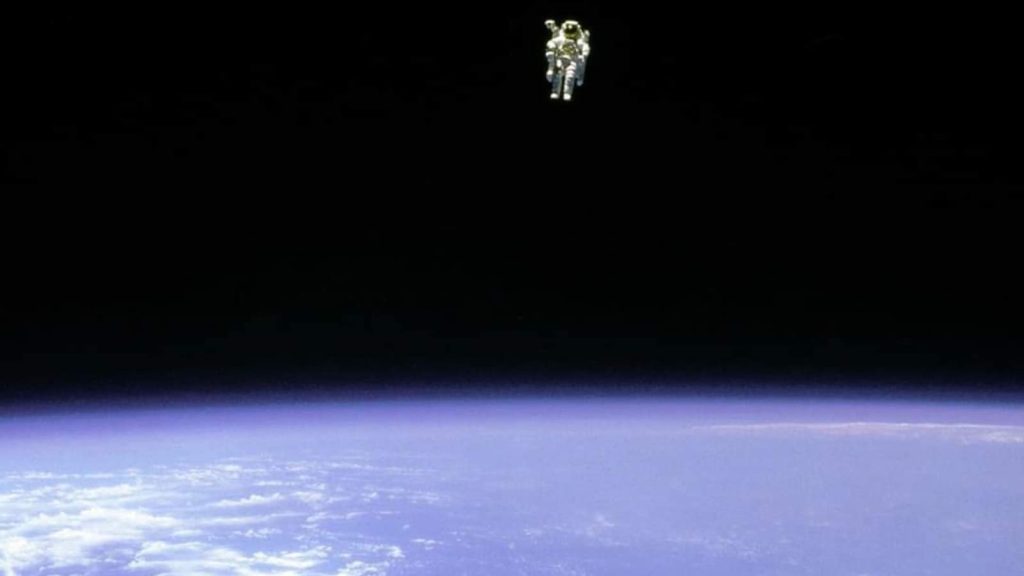 Astronauta de la NASA fue a la deriva al espacio completamente sin ataduras en un momento 'aterrador'