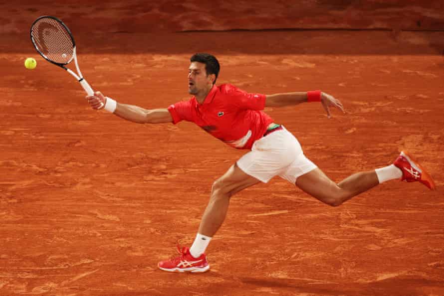 Djokovic se estira para jugar un golpe de derecha durante los cuartos de final contra Nadal.
