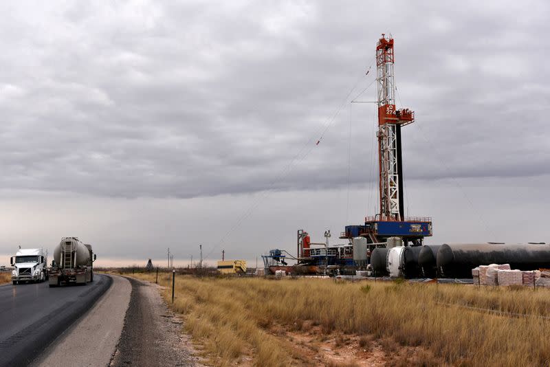 El petróleo sube después de que Arabia Saudita eleva los precios del crudo
