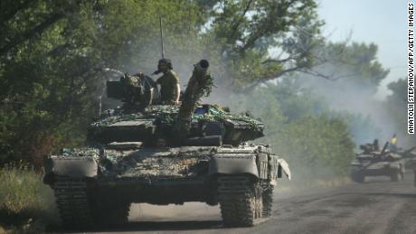 Las tropas ucranianas viajan en vehículos blindados en una carretera en la región de Donbass, en el este de Ucrania, el 21 de junio de 2022.