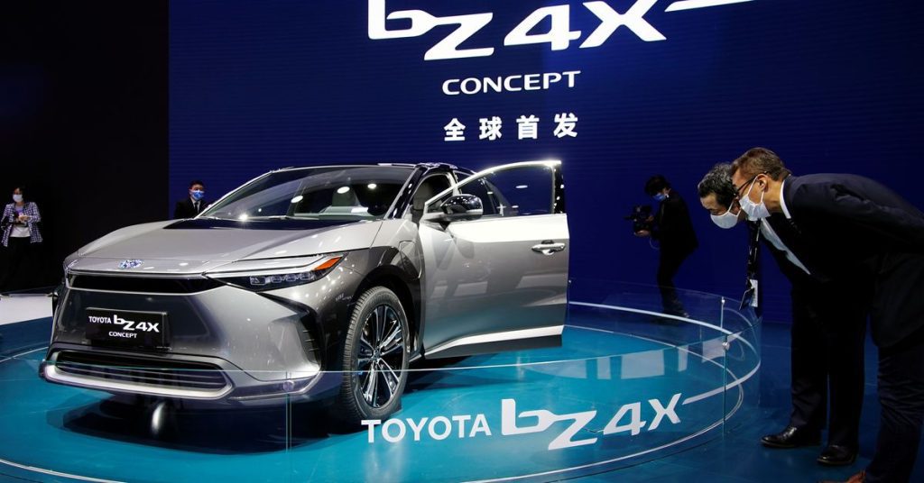 Toyota y Subaru bajan en acciones debido a retiros "vergonzosos" de los primeros autos eléctricos