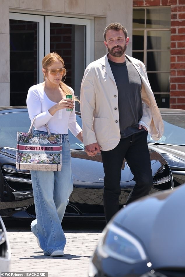Nuevo viaje: Ben Affleck, de 49 años, y Jennifer Lopez cortan personajes lindos y casuales mientras buscan autos de lujo en una tienda en Beverly Hills el sábado.