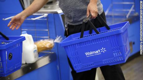 Walmart probó por primera vez el sistema autopropulsado a fines de la década de 1990. 