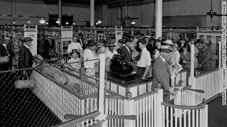 Compradores en Piggly Wiggly, el primer supermercado de autoservicio, en 1918.