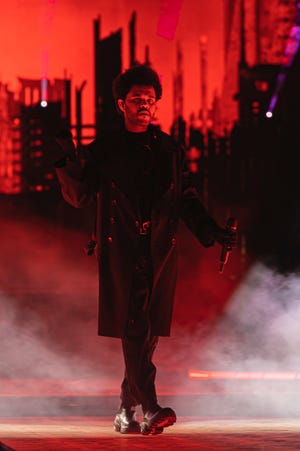 The Weeknd sale a la pasarela para el inicio de su gira por Filadelfia el jueves.
