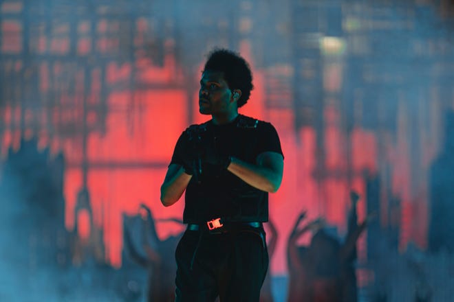 The Weeknd atrajo a fanáticos sorprendentemente entusiastas en el inicio de la gira After Hours Til Dawn el jueves.