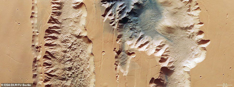 El enorme valle del planeta rojo ha sido revelado en nuevas imágenes difundidas por la Agencia Espacial Europea.  La nueva imagen muestra dos trincheras, o chasma, que forman parte de la parte occidental de Valles Marineris.  A la izquierda está el sendero Lus Chasma de 521 millas y a la derecha está el sendero Tithonium Chasma de 500 millas